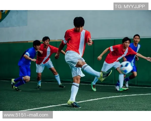 热情似火的足球明星们热血拼搏在绿茵场上展现风采