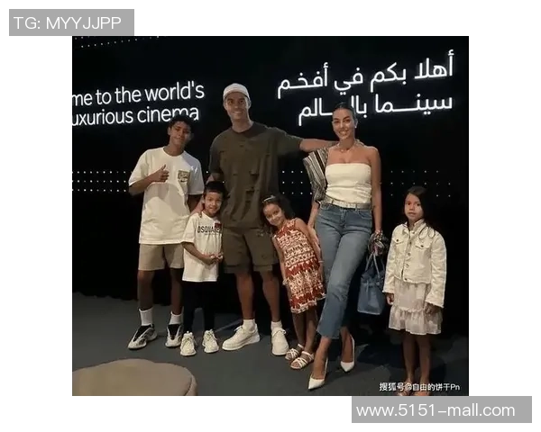 足球明星的孩子们天真无邪的瞬间展现了运动员家庭的温馨与快乐 足球明星的孩子们天真无邪的瞬间展现了运动员家庭的温馨与快乐